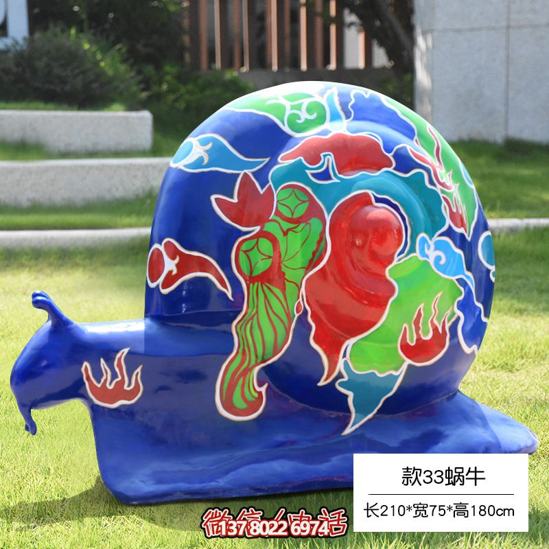 縮小的玻璃鋼彩繪蝸牛雕塑，地上擺放草