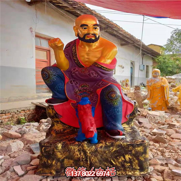 精美絕倫的玻璃鋼彩繪貼金十八羅漢雕塑，讓寺廟更加輝煌