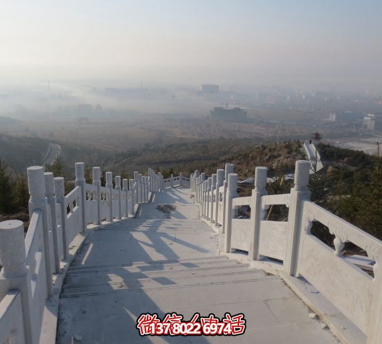 精致石雕護欄，漢白玉青石欄板點綴天然風情