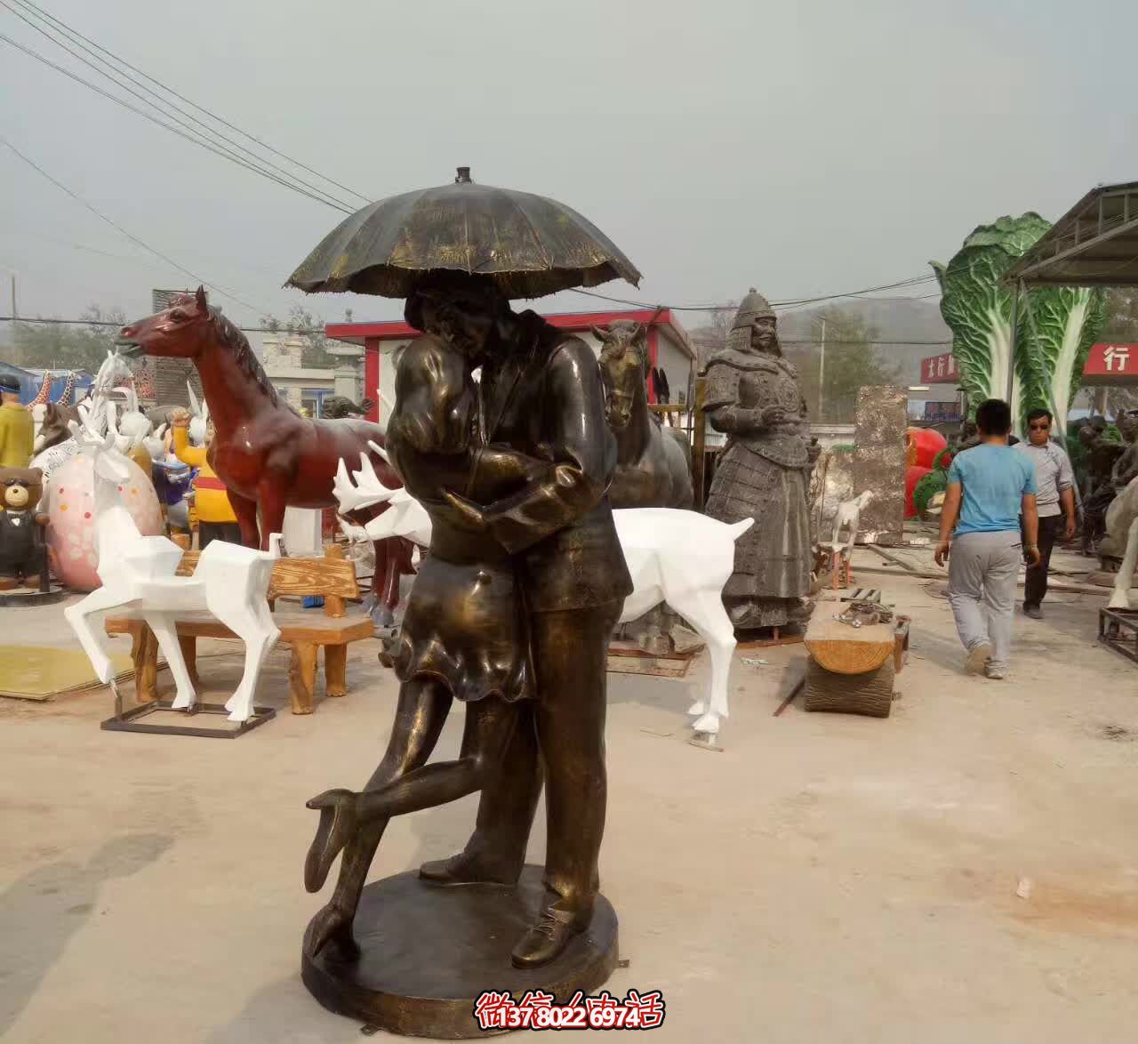 銅雕傘情侶接吻雕塑，在景區(qū)擁抱浪漫