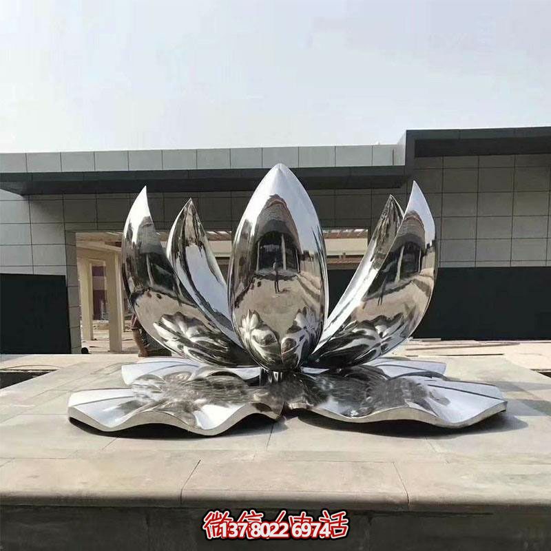 大型不銹鋼蓮花雕塑，鏡面反射景觀