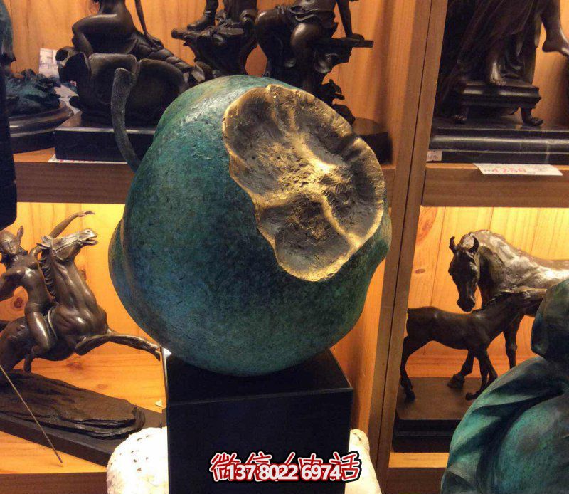 美麗寧靜，自然綠意——欣賞公園銅雕景觀，享受一口新鮮蘋果