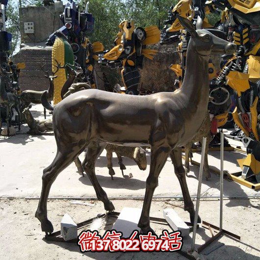 精美雕塑鹿，點綴園林景觀，增添藝術氣息