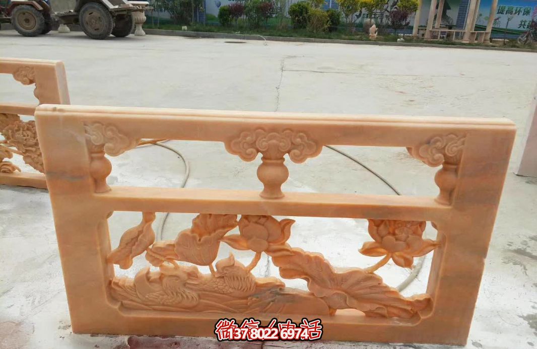 紅色浮雕護欄，點綴陽臺庭院裝飾