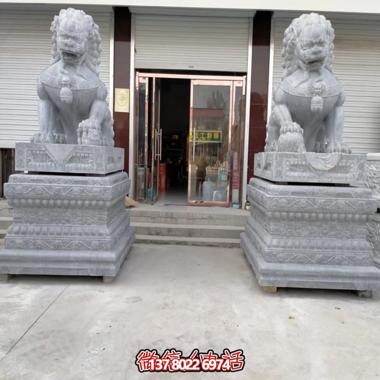 天然青石獅子雕塑，點(diǎn)綴景區(qū)大門