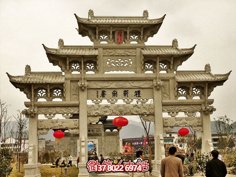 鏤空三門牌坊，點綴城市廣場