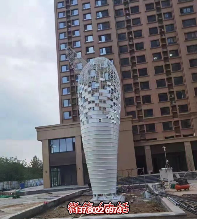 別墅小區(qū)大型金屬網格抽象鯨魚雕塑