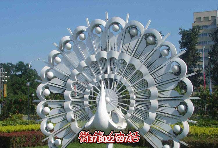 花園廣場(chǎng)里有一只漂亮的不銹鋼咯歐空孔雀雕塑