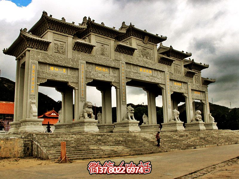 寺院景區(qū)復(fù)式斗拱五門石雕牌樓坊 寺院景區(qū)復(fù)式斗拱五門石雕牌樓坊