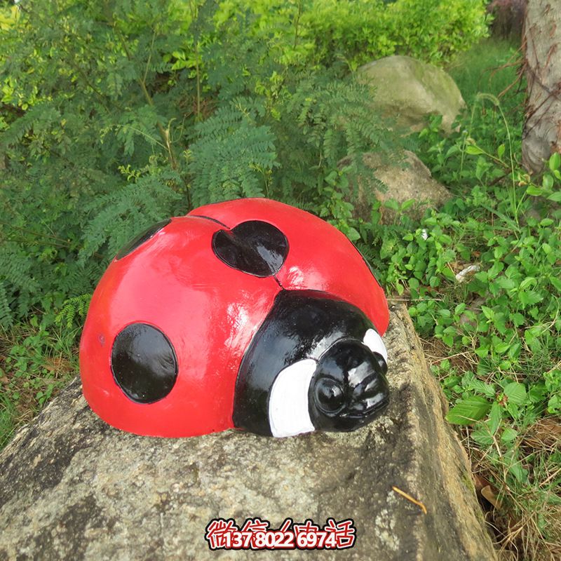 在石頭上趴著的玻璃鋼彩繪瓢蟲(chóng)雕塑 在石頭上趴著的玻璃鋼彩繪瓢蟲(chóng)雕塑