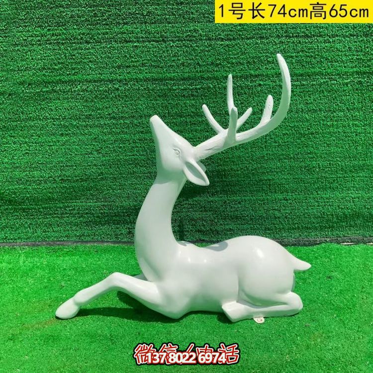 白色的梅花鹿，臥姿，仰頭，可上色